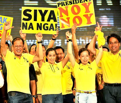 Ông Aquino (bìa trái) được chào đón nồng nhiệt khi đi vận động bầu cử.