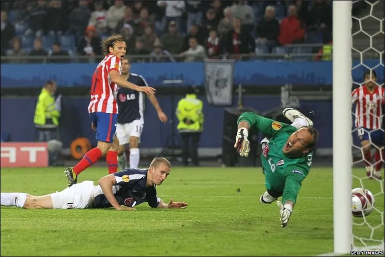 D.Forlan (áo sọc đỏ trắng) ghi bàn thắng ấn định chiến thắng 2 - 1 cho Atletico Madrid.