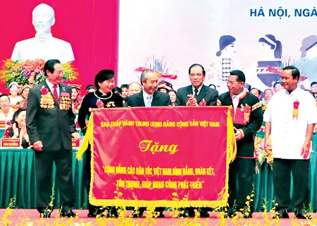 Tổng Bí thư Nông Đức Mạnh trao tặng bức trướng cho đại hội. Ảnh: MINH ĐIỀN