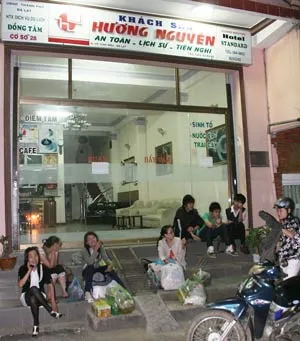 Khách du lịch bị “mời ra đường”