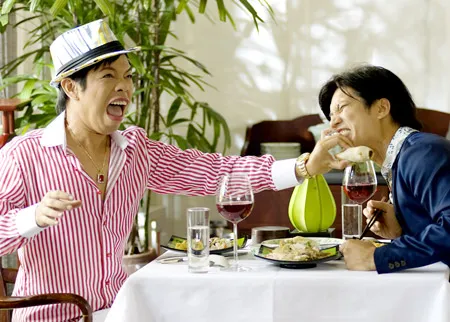 Diễn viên Thái Hòa (trái) và Dustin Nguyễn trong phim Để mai tính. Ảnh: T.L.