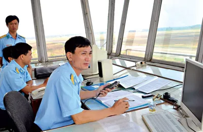 Đoàn trưởng Bùi Đức Tiến (bên phải) chỉ huy bay.