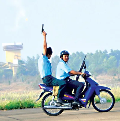 Bắn đuổi chim trên bầu trời, giữ an toàn cho máy bay cất cánh và tiếp đất.