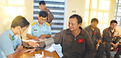 Kiểm tra sức khỏe phi công trước giờ bay.