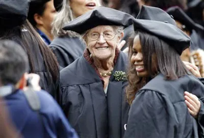 Tốt nghiệp đại học ở tuổi 95
