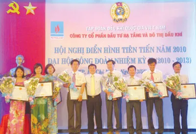 Ông Bùi Minh Chính, TGĐ Petroland trao bằng khen cho các cá nhân có thành tích xuất sắc