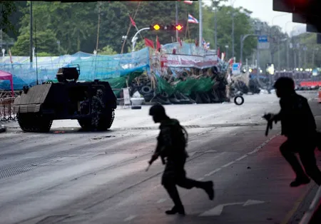 Quân đội Thái Lan ra đòn quyết định với áo đỏ ảnh 2