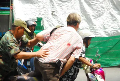 Các nhà báo bị thương được phe áo đỏ chuyển đi cấp cứu Ná là một trong những vũ khí thô sơ được phe áo đỏ dùng để tấn công quân đội Thái Lan Hình ảnh một người thuộc phe áo đỏ tại tuyến đầu đụng độ với quân đội Thái Lan Hai nhà báo phương Tây (được trang bị khá kỹ so với những nhà báo khác) đang đọc tin về tòa soạn ngay tại vùng giao tranh Nhân viên cứu thương của phe áo đỏ luôn bận rộn trong sáng 19-5