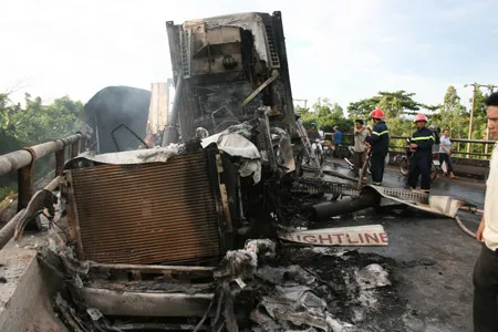 Quảng Bình: Xe container cháy rụi trên cầu, quốc lộ 1A ách tắc 10km