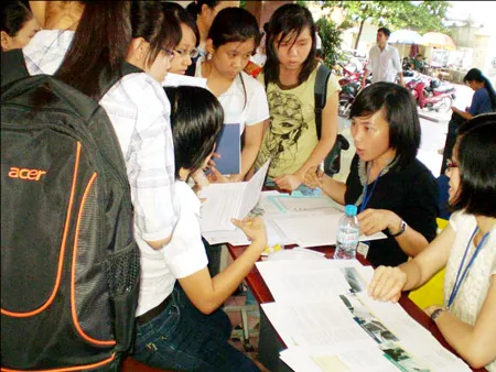 Giao lưu, tìm hiểu thông tin tuyển dụng