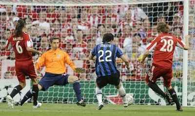 Diego Milito (số 22, Inter Milan), ghi bàn mở tỷ số vào lưới Bayern Munich.