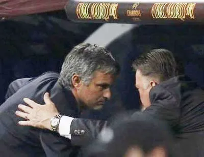 HLV Jose Mourinho (trái) đã thắng người thầy cũ Louis van Gaal.