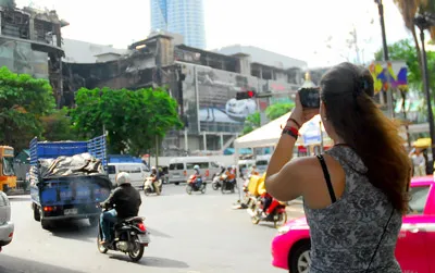 Tòa nhà Central World bị bốc cháy trở thành điểm thu hút khách du lịch đến chụp ảnh.