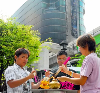 Người dân Bangkok đến chùa cầu an.