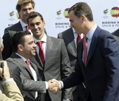 Hoàng tử Felipe bắt tay các tuyển thủ.