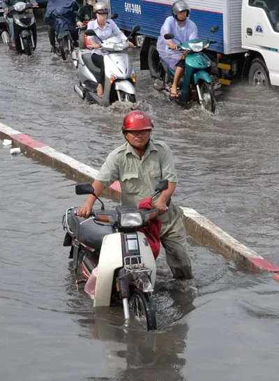 Ngập nước - nỗi khổ của người dân thành phố. Ảnh: ĐỨC TRÍ