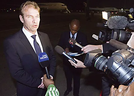 HLV Pim Verbeek trả lời phỏng vấn báo giới ở phi trường OR Tambo.