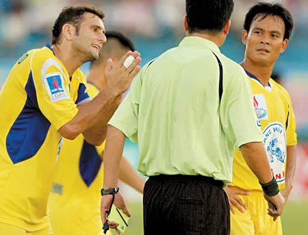 Trên đe dưới búa