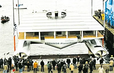 Thiết kế 2 thân giúp Turanor tiết kiệm năng lượng nhờ cắt sóng khi di chuyển. Ảnh: PLANETSOLAR.ORG