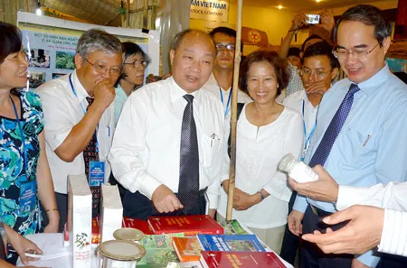 Phó Thủ tướng Nguyễn Thiện Nhân tham quan gian trưng bày sản phẩm từ dược liệu của Công ty cổ phần Hóa dược phẩm Việt Nam. Ảnh: Tường Lâm