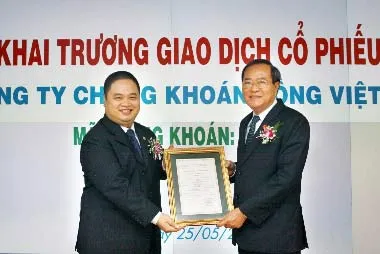 Ông Nguyễn Vũ Quang Trung (trái), Phó Tổng giám đốc Sở Giao dịch Chứng khoán Hà Nội trao Quyết định niêm yết cổ phiếu VDS cho ông Nguyễn Thành Long (phải), Chủ tịch HĐQT Công ty Cổ phần Chứng khoán Rồng Việt.