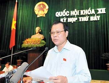 Finance Minister Vu Van Ninh speaks at the 31 May meeting of the seventh session of the NA in Hanoi, where NA deputies discussed the Bill on Environment Tax (Photo: SGGP)