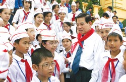 President Nguyen Minh Triet meets and presents gifts to pioneers from northern Bac Ninh Province's Yen Phong District at the Presidential Palace on May 31. (Photo:VNA)