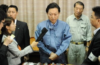 Japanese Prime Minister Yukio Hatoyama (C) answers questions from journalists when he visits Miyazaki prefecture government offices to talk about measures to contain foot-and-mouth disease in Miyazaki, southern Japan, on June 1, 2010. AFP photo