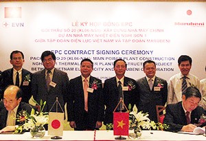 Representatives of Marubeni Corporation and Electricity of Vietnam sign a $981 million agreement to build Nghi Son 1 thermo-power plant (Photo: Vietnamese Government website)