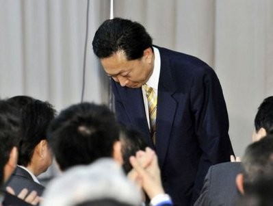 Japanese Prime Minister Yukio Hatoyama bows his head before his party's lawmakers at the national Diet in Toyko as he announced his resignation. AFP photo