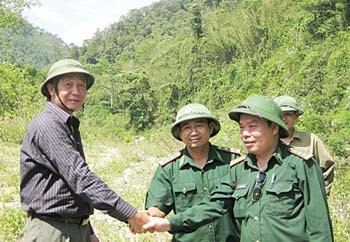 A SGGP representative (L) meets with border soldiers on the way to Bung mountain village, in Con Cuong District, Nghe An Province (Photo: SGGP)