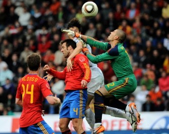 Spain's Carlos Marchena (C)with Victor Valdes (R) and South Korea 's Lee Jung Soo fight for the ball during their friendly match on June 3, 2010. AFP photo