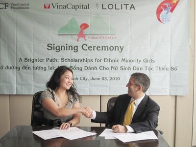 Mimi Vu, Director of Development for VCF (1, L) and Mr. Barry Weisblatt, CEO of Golden Light signs agreement at the VinaCapital Foundation office in Ho Chi Minh City on June 3 (Photo: Q. Thanh)