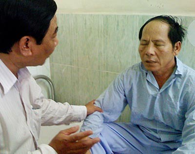 Patient Huynh Thuc Sung (pictured) from the southern province of Dong Nai can not see after eye surgery at the Ho Chi Minh City Eye Hospital( Photo: SGGP)