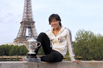 Francesca Schiavone poses with her trophy at Bir Hakeim bridge near the Eiffel Tower on June 5, 2010 in Paris. AFP PHOTO
