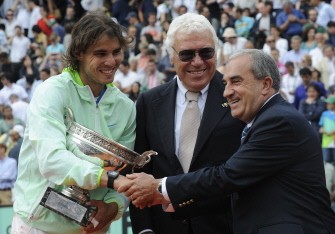 Rafael Nadal (L) poses with a trophy next to President of the French Tennis Federation Jean Gachassin (R) and former Italian tennis player Nicolas Pietrangeli (C) on June 6, 2010 in Paris. AFP photo