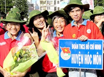 Volunteer HCMC youths participate in the 2010 Hoa Phuong Do Campaign