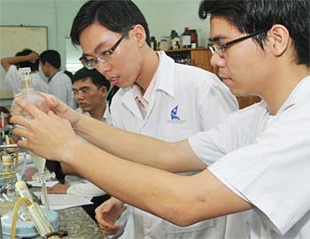 Students conducting chemistry experiments in the lab at the Ho Chi Minh City University of Natural Sciences (Photo: SGGP)