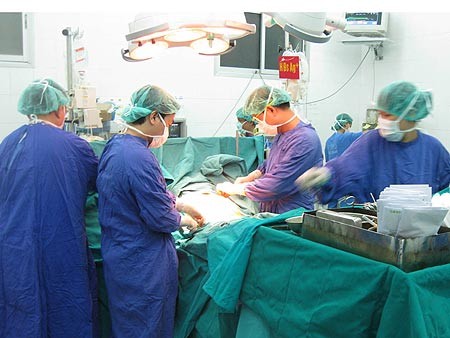 Doctors of the Viet Duc University Hospital in Hanoi are conducting an operation using an organ from a brain-dead donor (Photo: Nguoi Lao Dong - Laborer Newspaper)