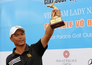 Wasin Sripattranusorn of Thailand hoists the trophy after claiming the Vietnam Amateur Open on Sunday at Dalat Palace Golf Club. (Photo: tournament organizers)