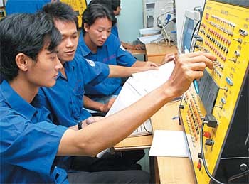 Students in a practice class at the HCMC University of Technology (Photo: SGGP)