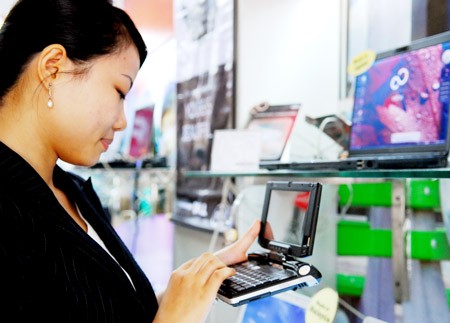 A customer at a computer shop in Ho Chi Minh City. Many computer shops sell laptop hang xach tay with differential prices the same model. (Photo:SGGP)