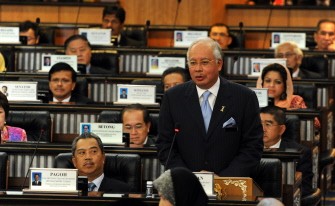 Malaysia's Prime Minister Najib Razak unveils a development plan in the parliament house in Kuala Lumpur on June 10, 2010.AFP photo