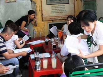 People who have paid deposits for purchasing deluxe apartments from the Royal project prepare complaints against the investor, Tan Hoang Than Co., Ltd. (Photo: VietnamPlus)