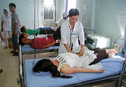 Tourists are treated for food poisoning at An Phuoc General Hospital in the central coastal province of Binh Thuan (Photo: Thanh Nien)