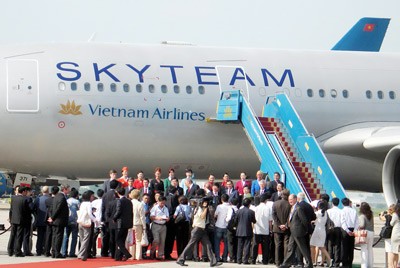 The joining ceremony is held at Hanoi's Noi Bai International Airport on June 10, 2010. (Photo: SGGP)