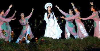 A dance and singing performance titled “The river and nostalgia” by the Hue Opera Troupe (Photo:Sggp)