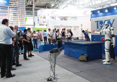 Visitors come to see Vietnamese-made robots displayed at the exhibition (Photo: Courtesy of TOSY)