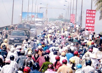 Traffic jam on Binh Trieu Bridge 2 (Photo: Sggp)