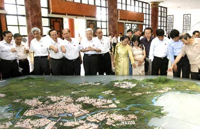 National Assembly deputies examine the master plan for Hanoi through 2030, with a vision to 2050 (Photo: VNA)